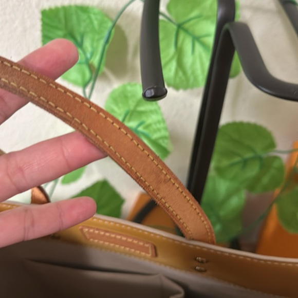 LOUIS VUITTON Monogram Vernis Reade MM Hand Bag Yellow Patent Leather - Picture 12 of 13